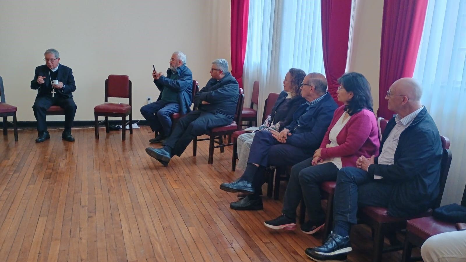 el cardenal Rueda saluda las familias 9 agosto 2025