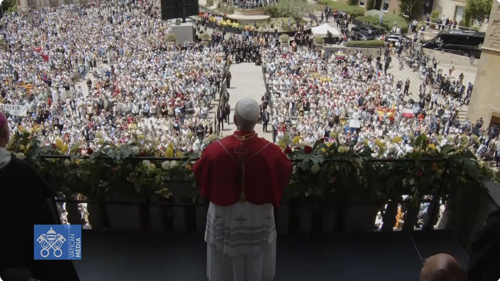 El Papa saluda a los fieles desde el balcón en Montserrat