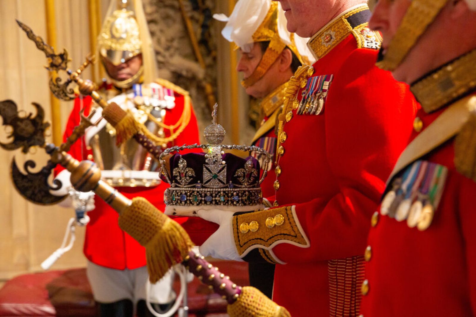 La corona, custodiada por la Guardia Real