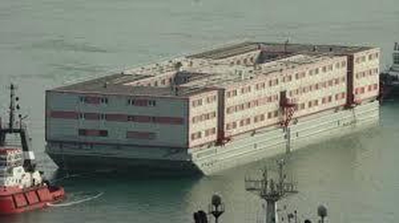 Vista del barco prisión a su llegada a puerto