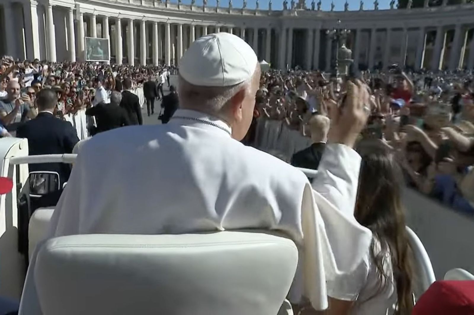 Francisco, en el papamóvil, recore la plaza de san Pedro
