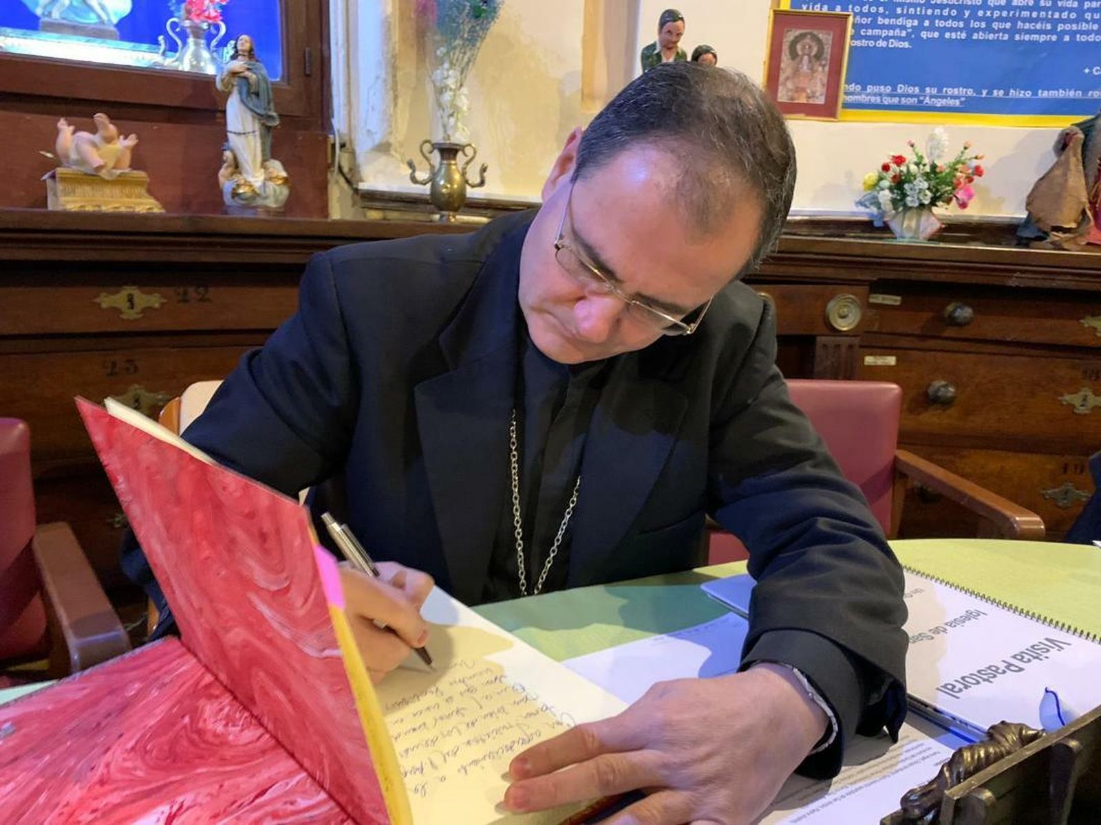 Montoya firmó en el libro de honor de la Iglesia