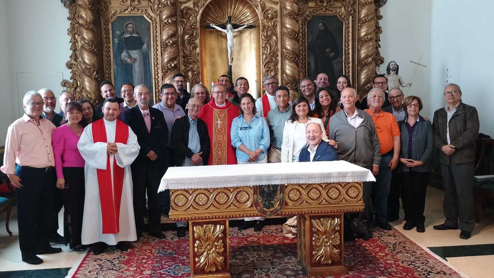 Cardenal y sacerdotes con familia en la curia arzobispal