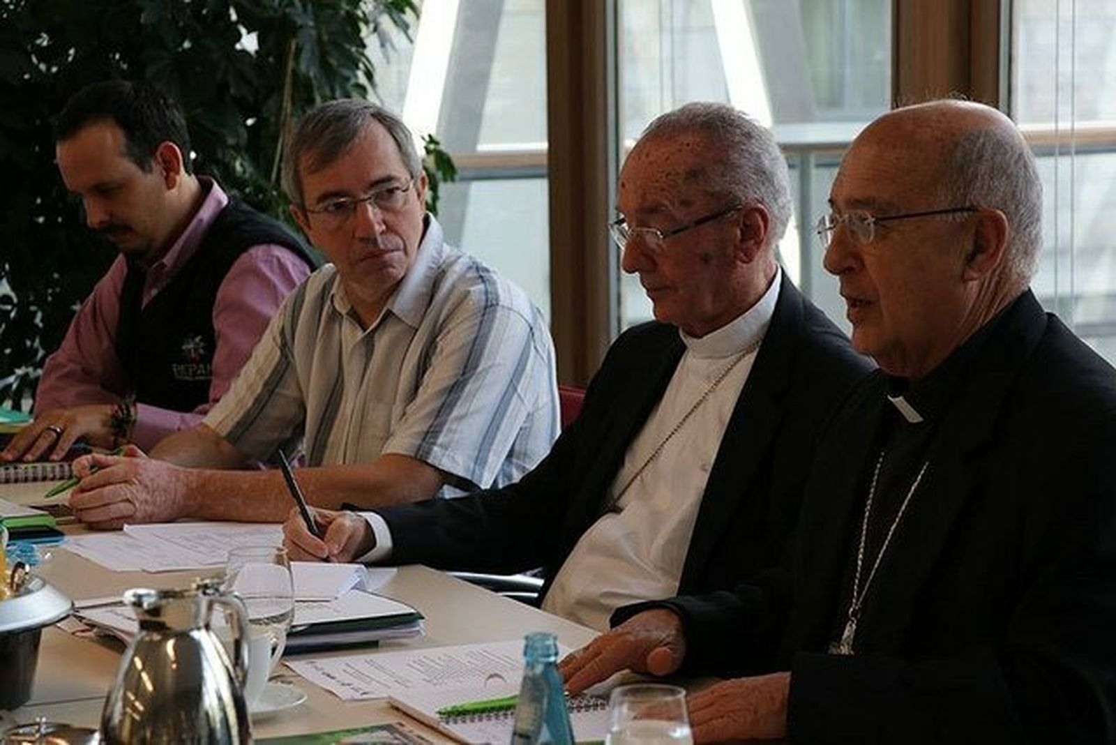 Hummes (2d) y Barreto (d), en una reunión de la REPAM en Berlín