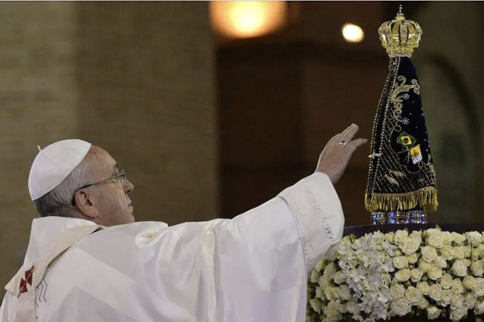 Francisco, ante Nuestra Señora de Aparecida