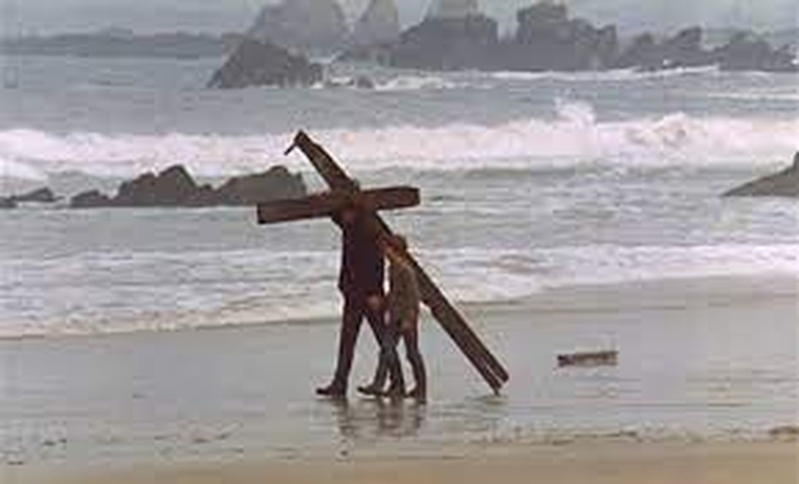 La imagen más significativa de la película 'El Cristo del Océano' del director español Ramón Fernández (1971)