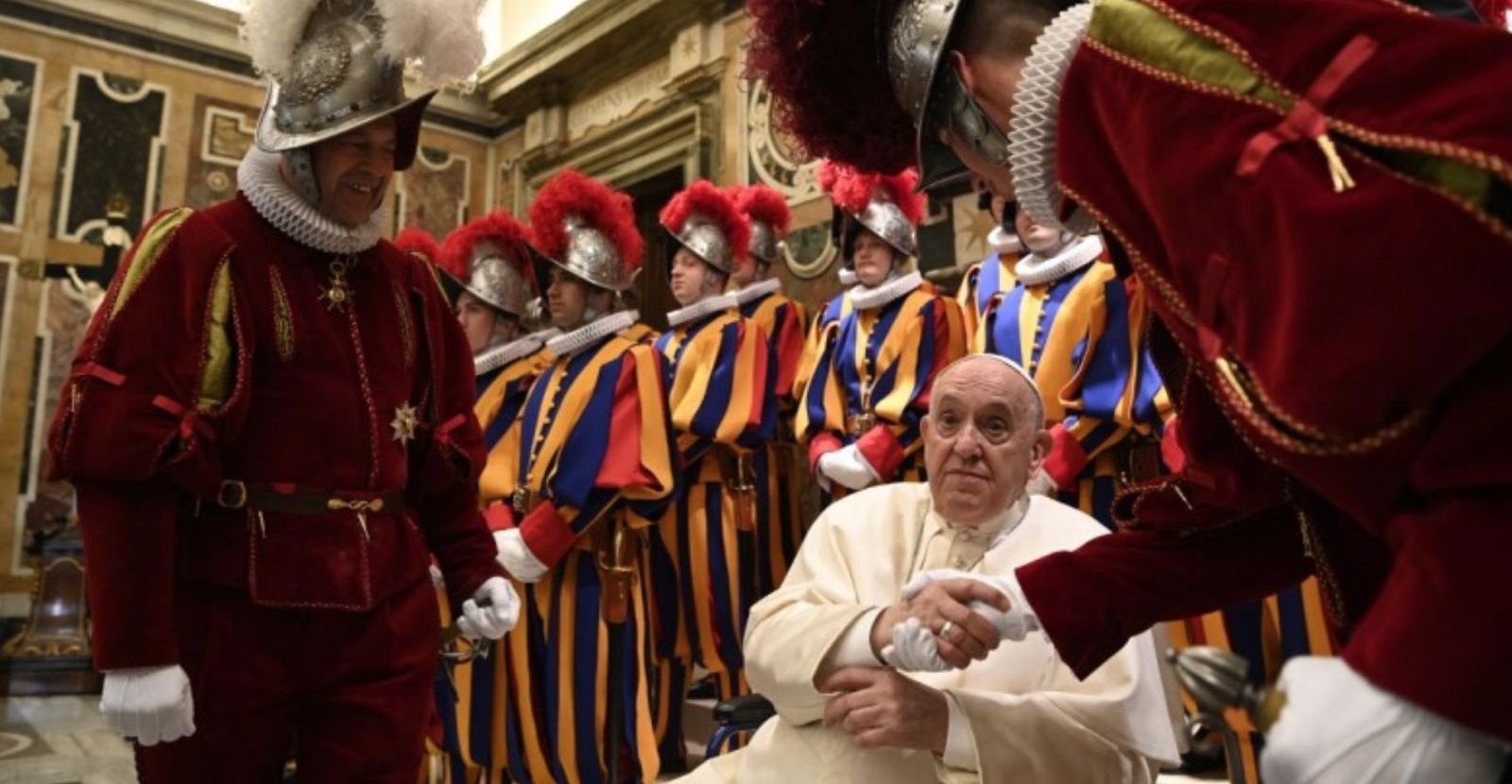 El Papa saluda a unos guardias suizos