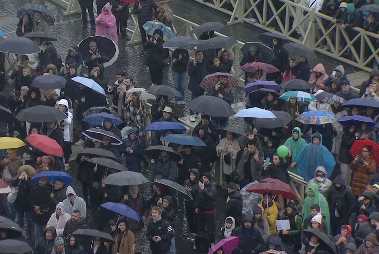 Fieles en San Pedro para el ángelus bajo la lluvia