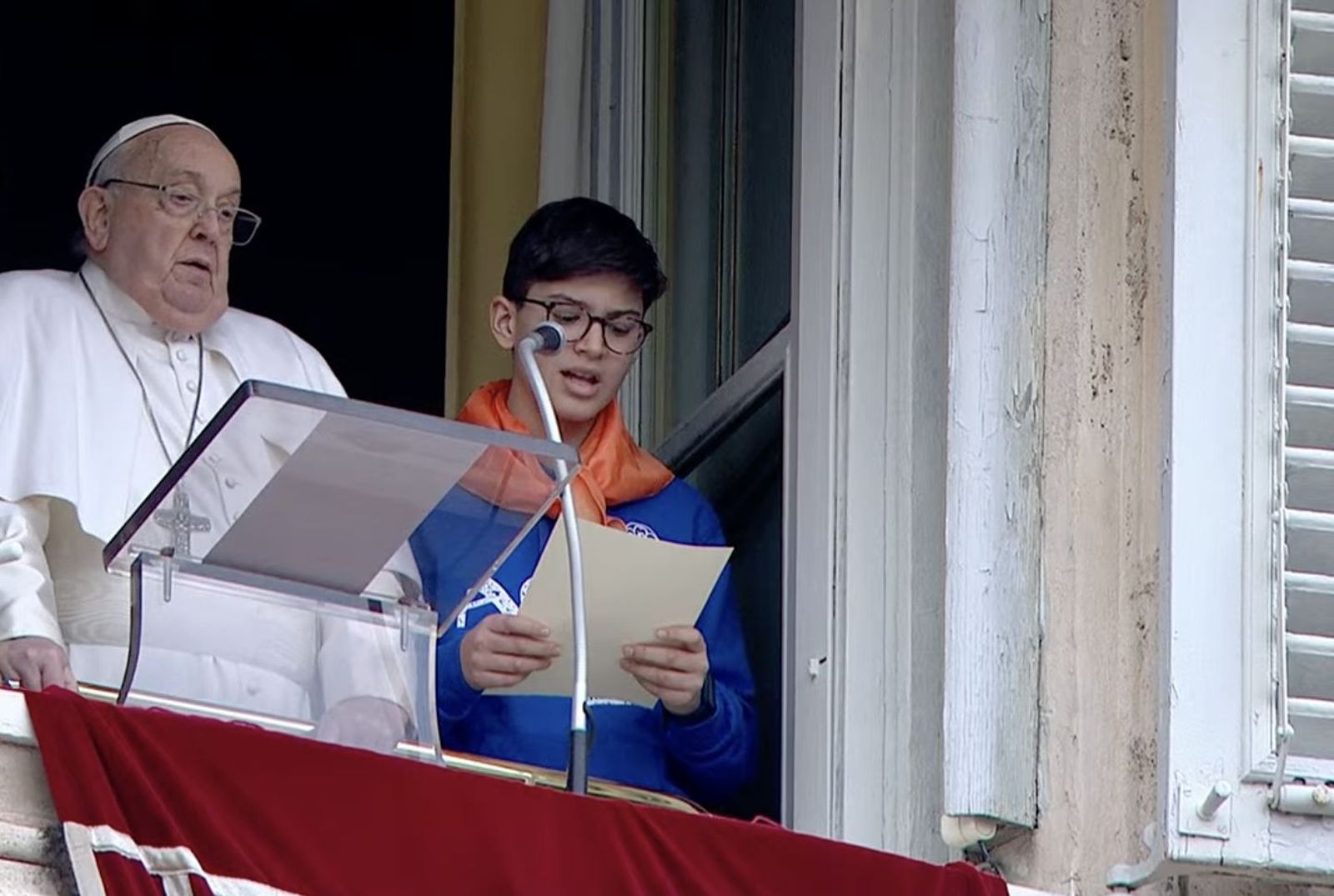 Un joven de la AC italiana con el Papa pide la paz