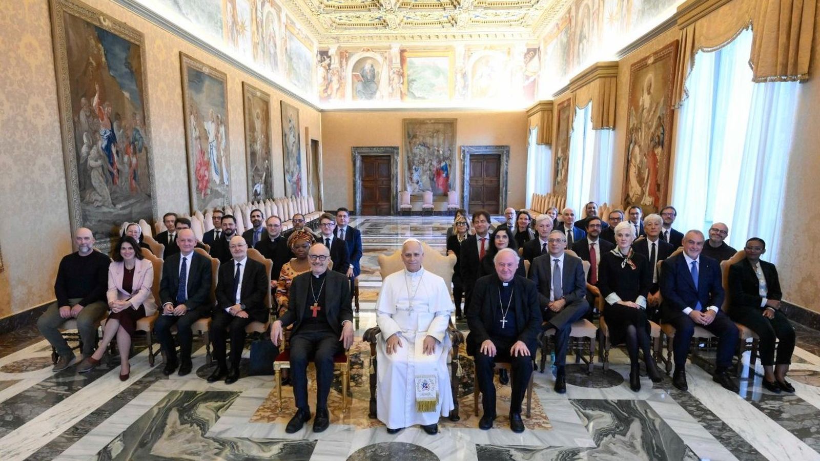 Foto de familia del Papa con los participantes del congreso sobre el Futuro de la IA