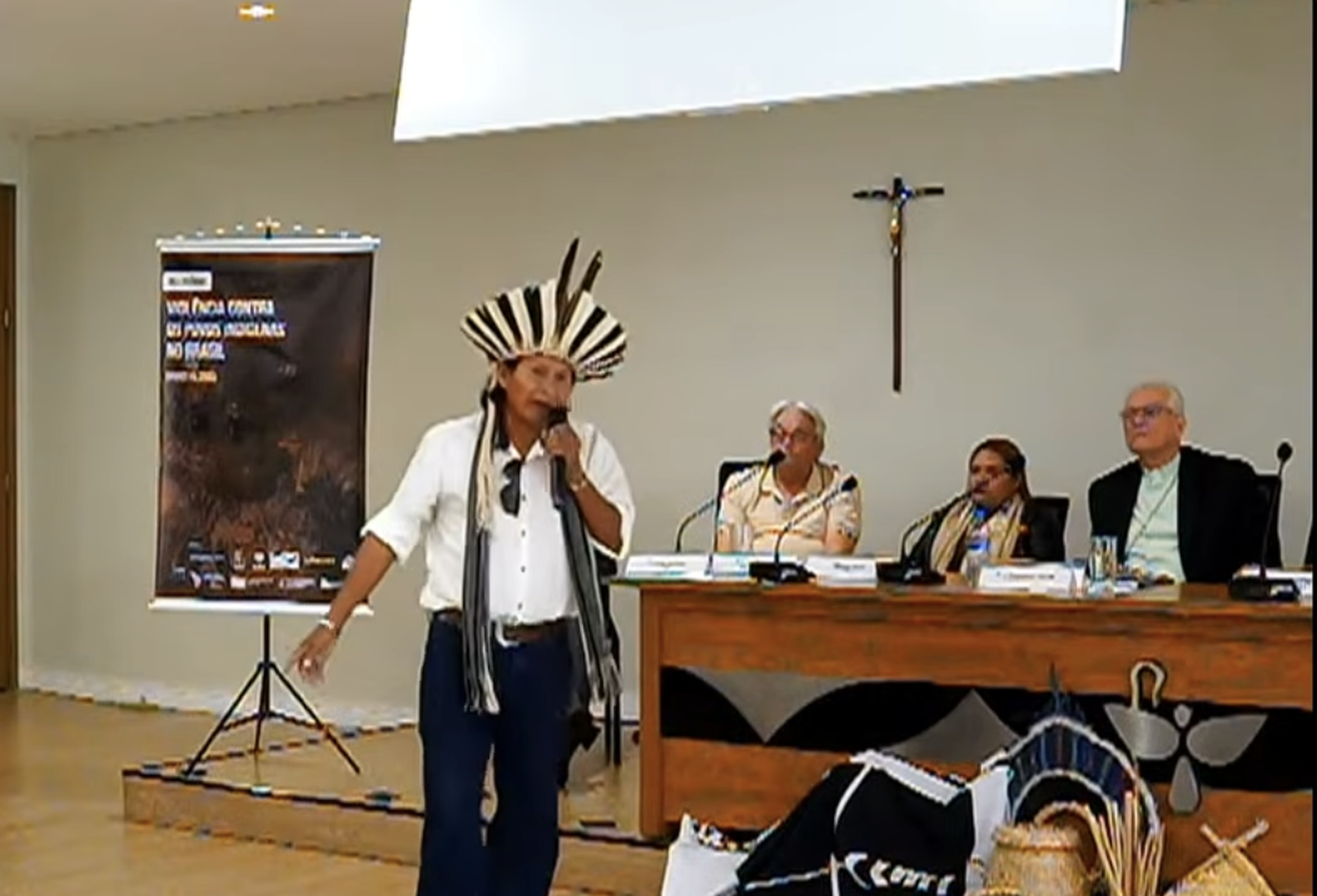 El cardenal Steiner escucha a un líder indígena