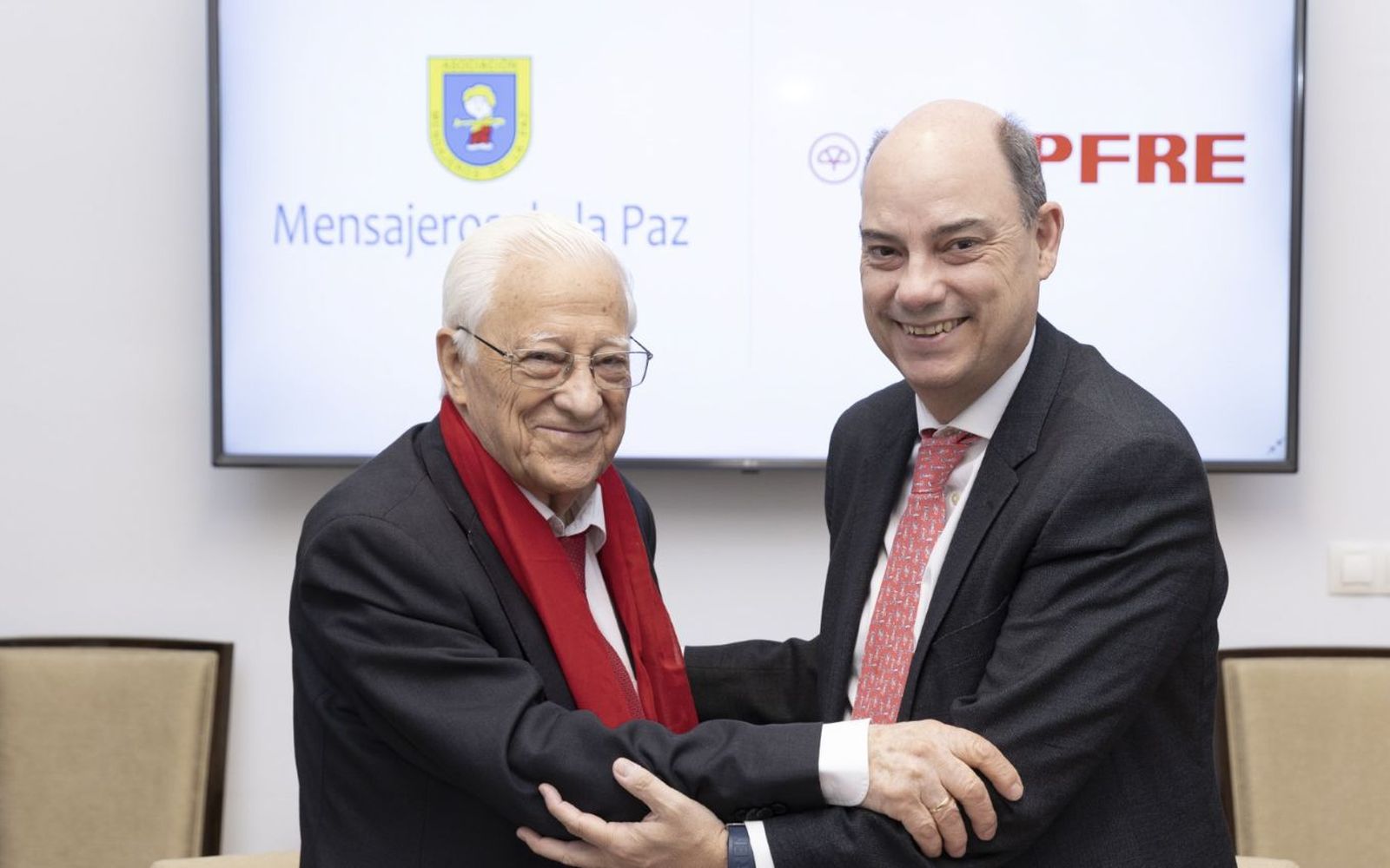 Firma del acuerdo entre Mapfre y Mensajeros de la Paz