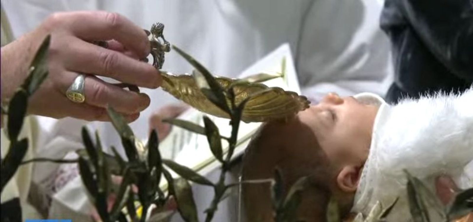 El Papa bautiza en la Sixtina