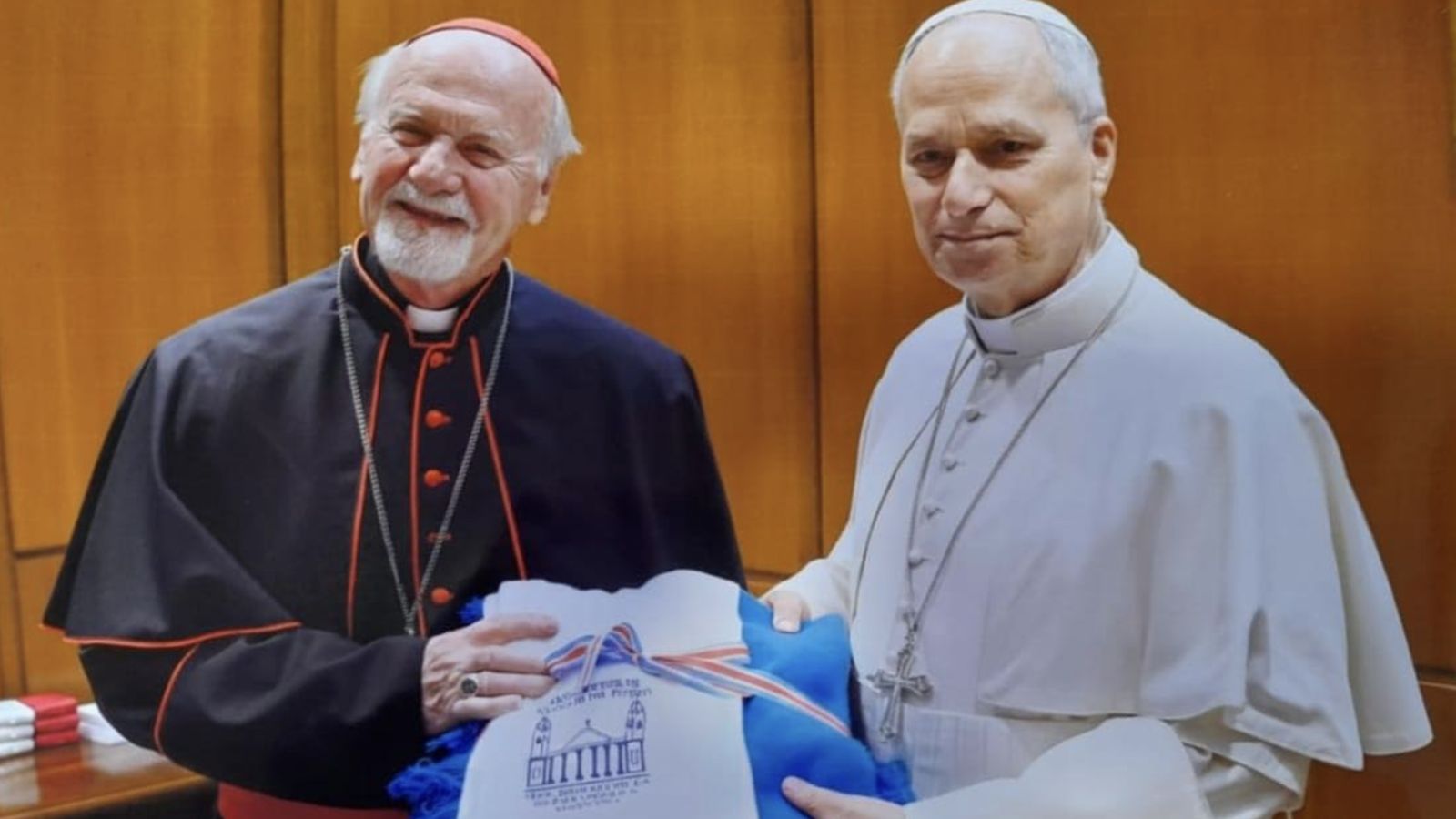 Bokalic regala un poncho al Papa