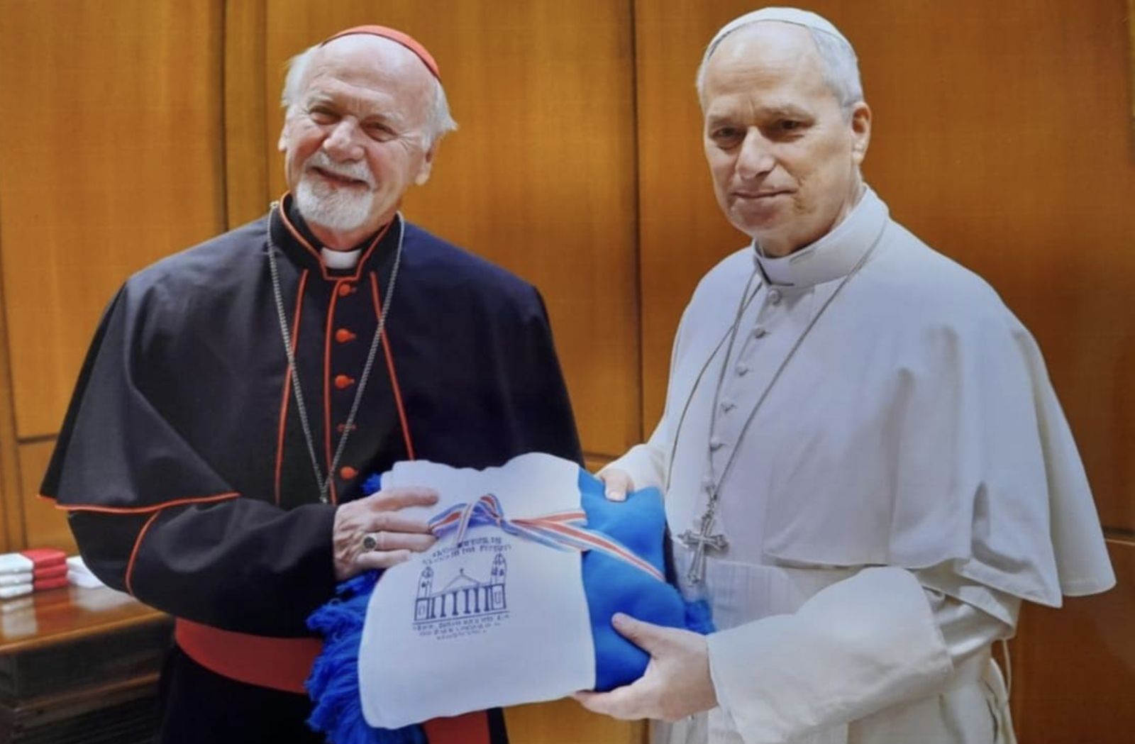 Bokalic regala un poncho al Papa