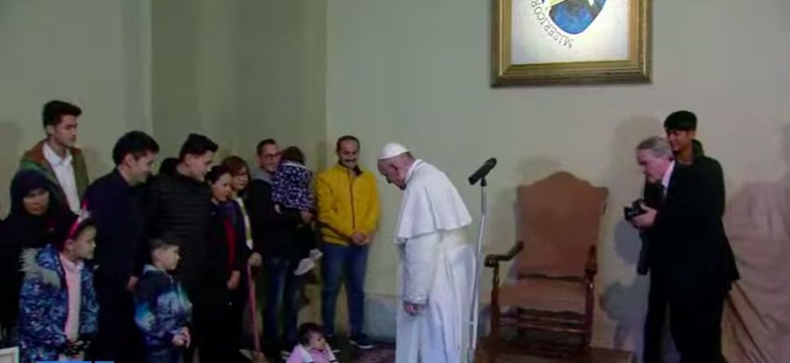 El Papa saluda a los refugiados