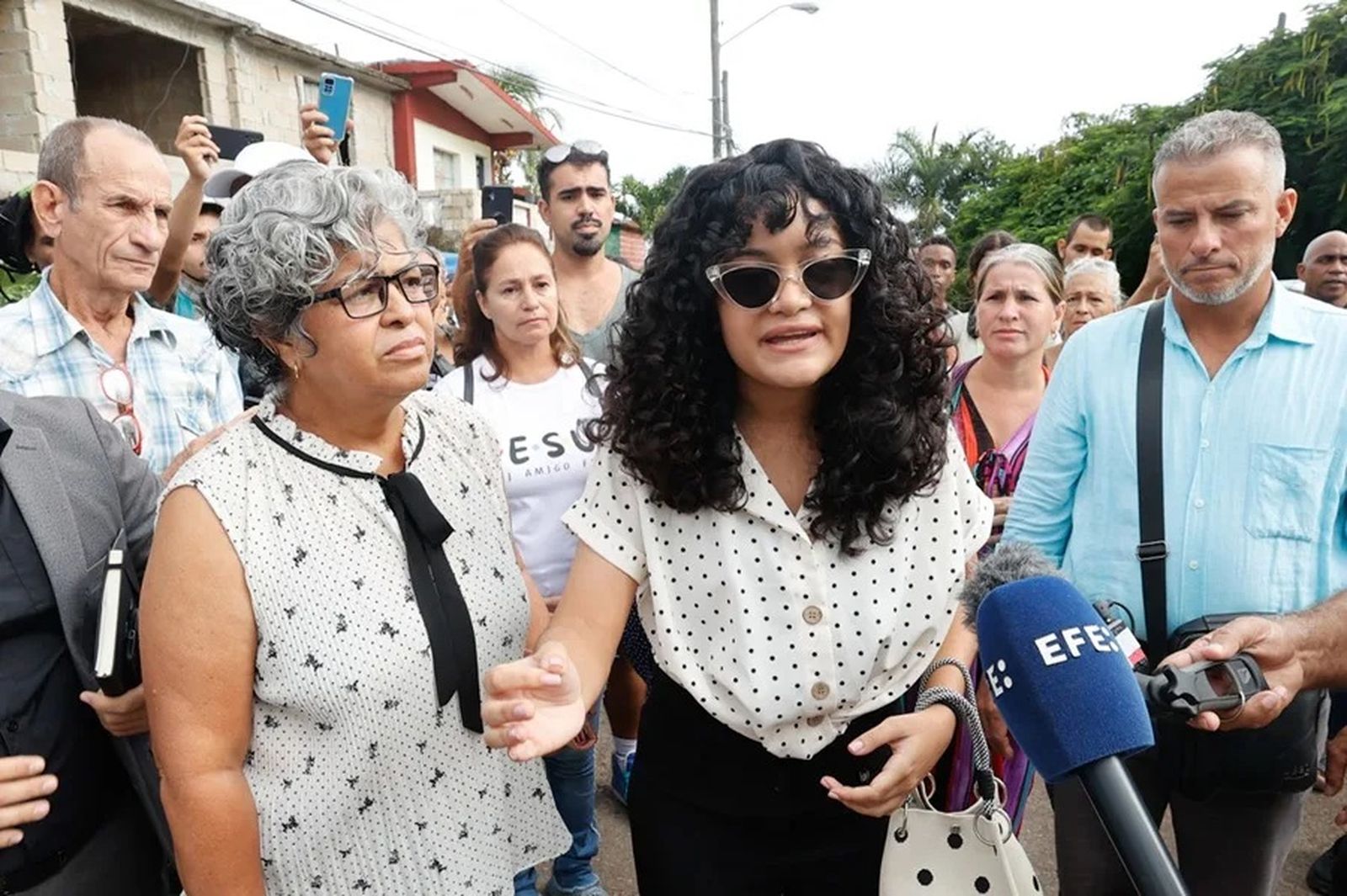 La creadora de contenido y activista cubana, Anna Sofía Benítez Silvente (d), acompañada de su madre, Caridad Silvente (i), habla con periodistas a su llegada al Tribunal Municipal este jueves, en La Habana (Cuba).
