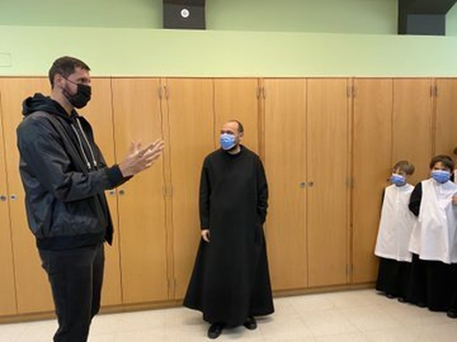 Mirotic con los escolanes