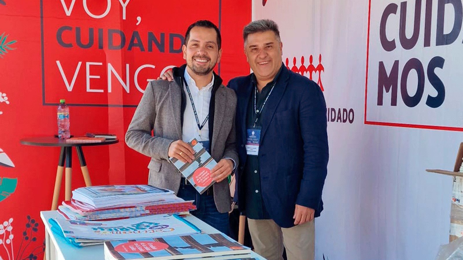 Óscar A. Pérez Sayago, secretario general de la CIEC, en el stand de la Fundación Edelvives