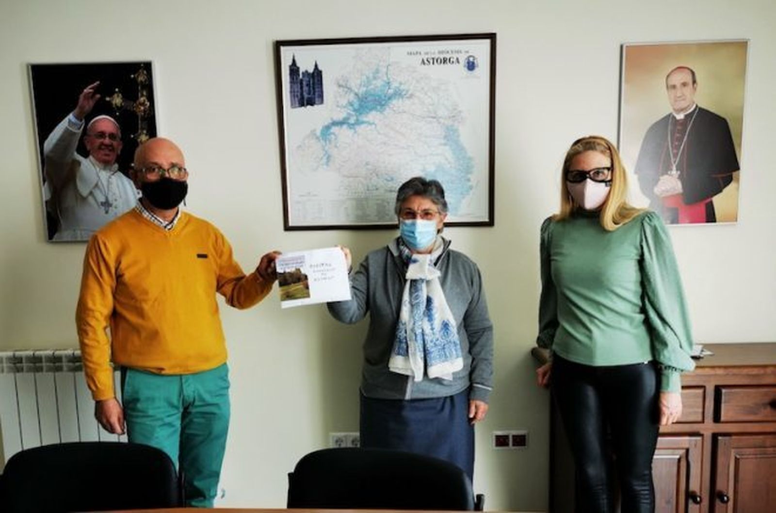 Luis Fernández Terrón entrega a Cáritas los beneficios de su último libro