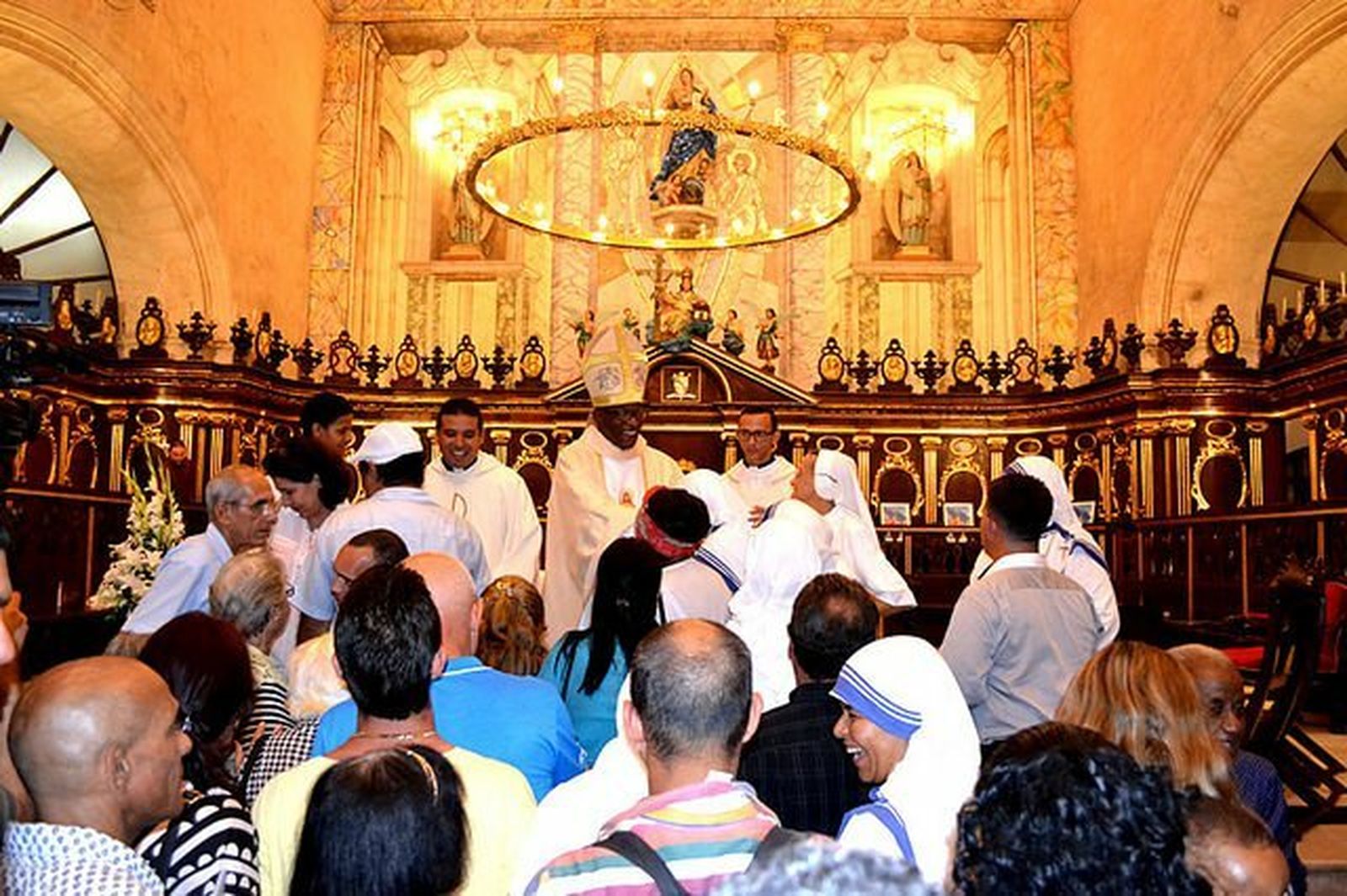 Los fieles se acercan a saludar al nuevo obispo