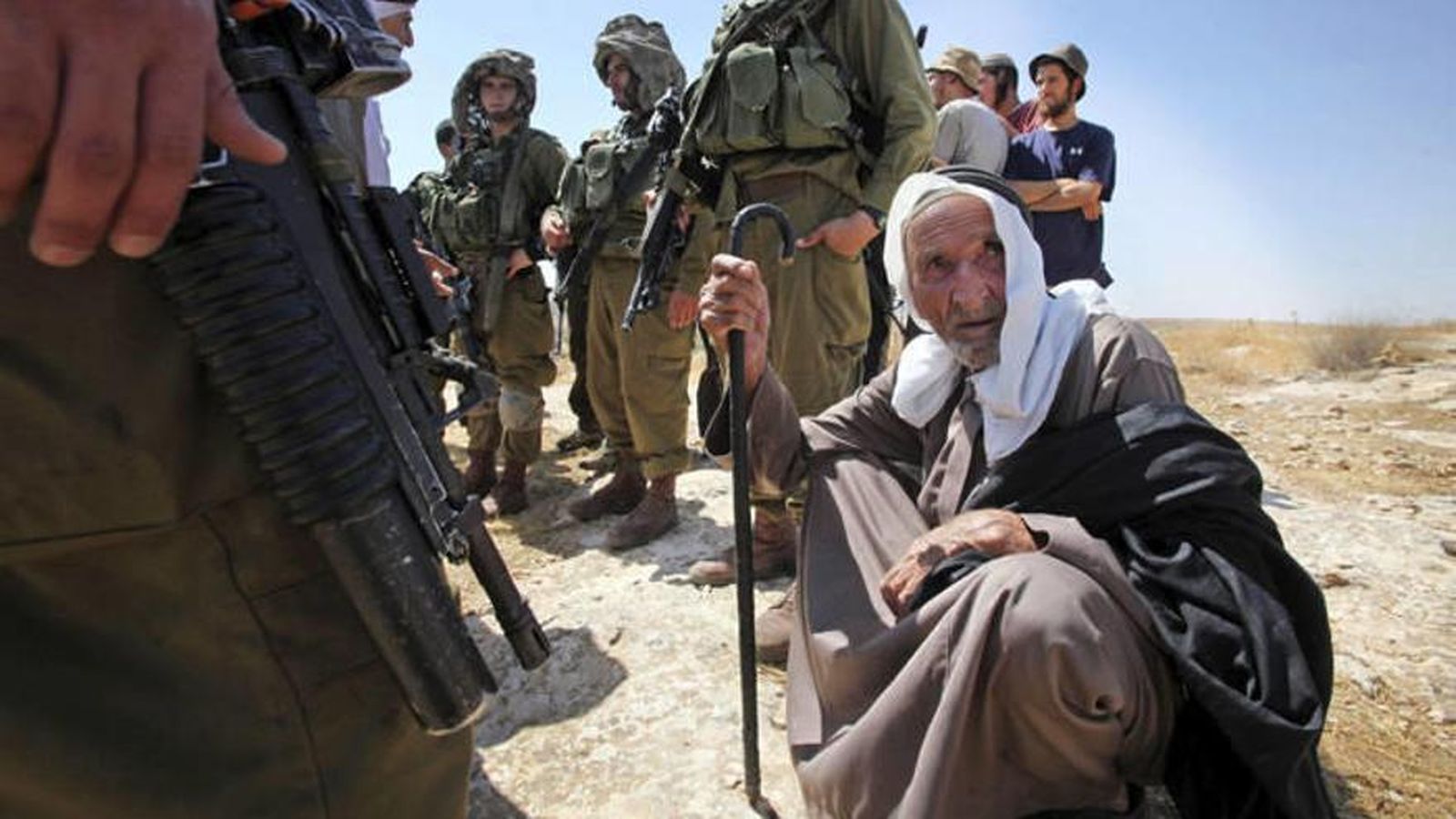 Un anciano palestino sentado en el suelo se niega a abandonar el lugar. Cisjordania.