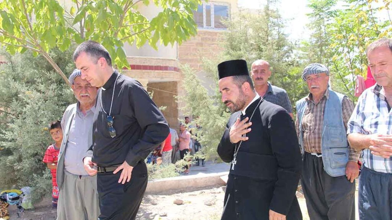 El obispo Emil Nona visita la comunidad de refugiados sirios ortodoxos en el norte del distrito de Duhok en 2014
