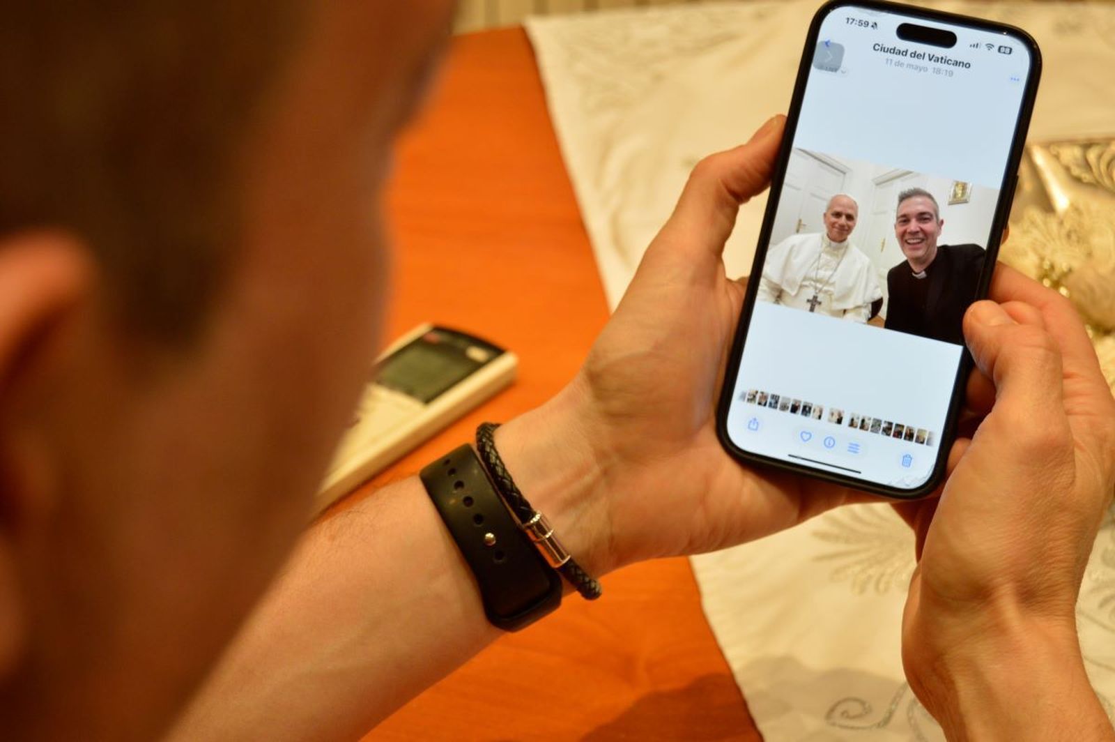 Bertomeu muestra una imagen suya con el Papa