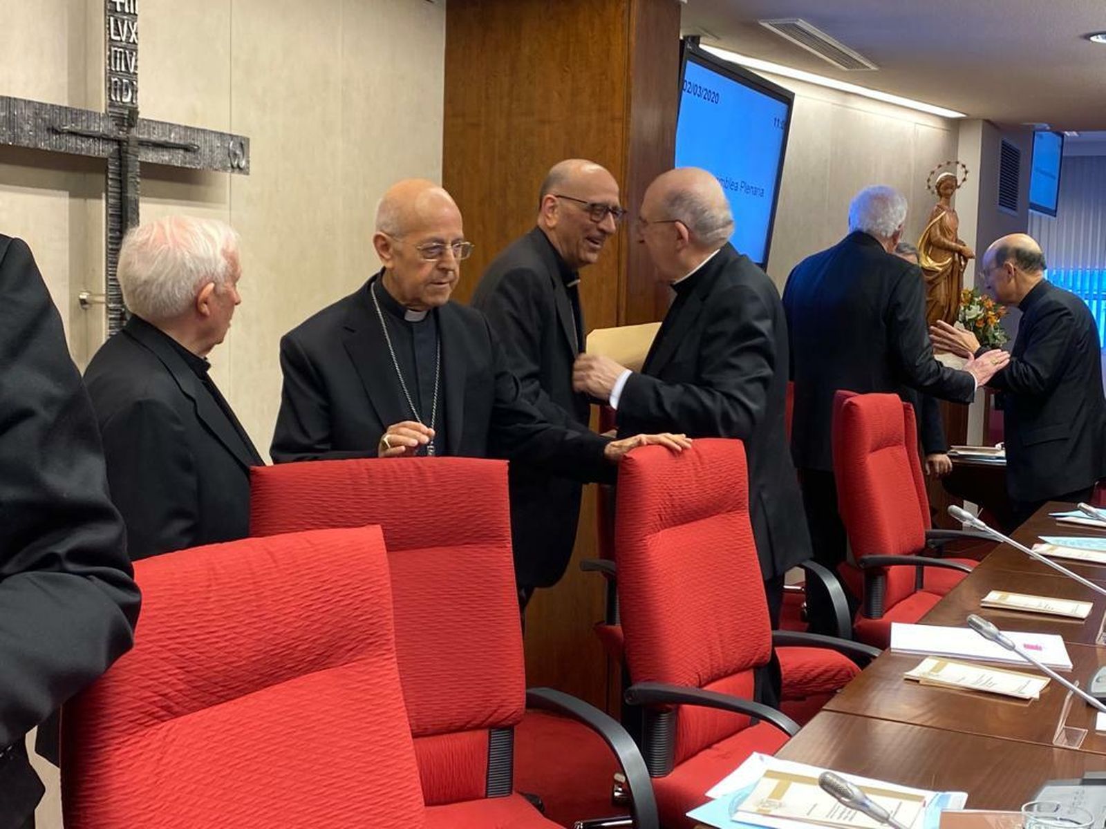 Omella saluda a Osoro en presencia de Blázquez y Cañizares