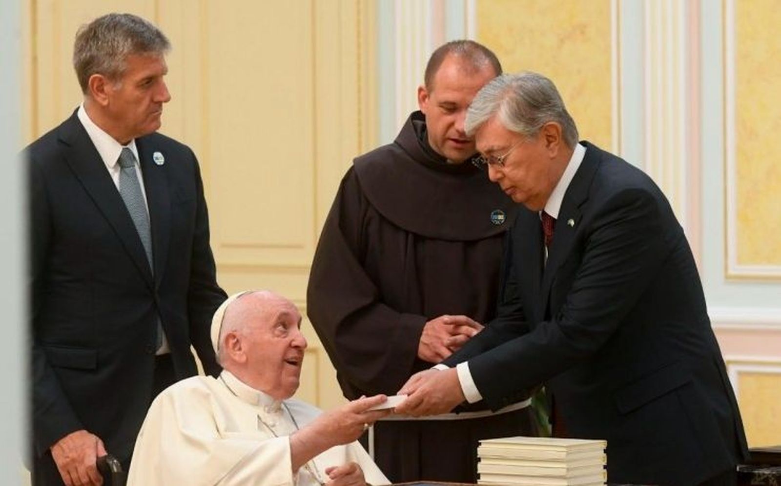 Intercambio de regalos entre el Papa y el presidente de Kazajistán
