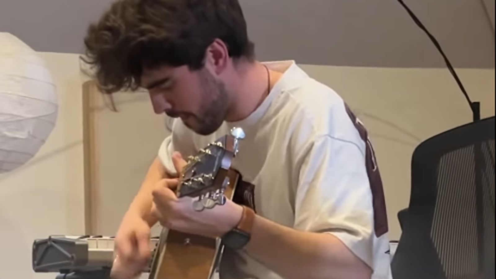 Durante el campamento de compositores, Pablo Cebrián y su equipo transformaron tres ideas iniciales en un himno coral que une solemnidad y lenguaje contemporáneo.