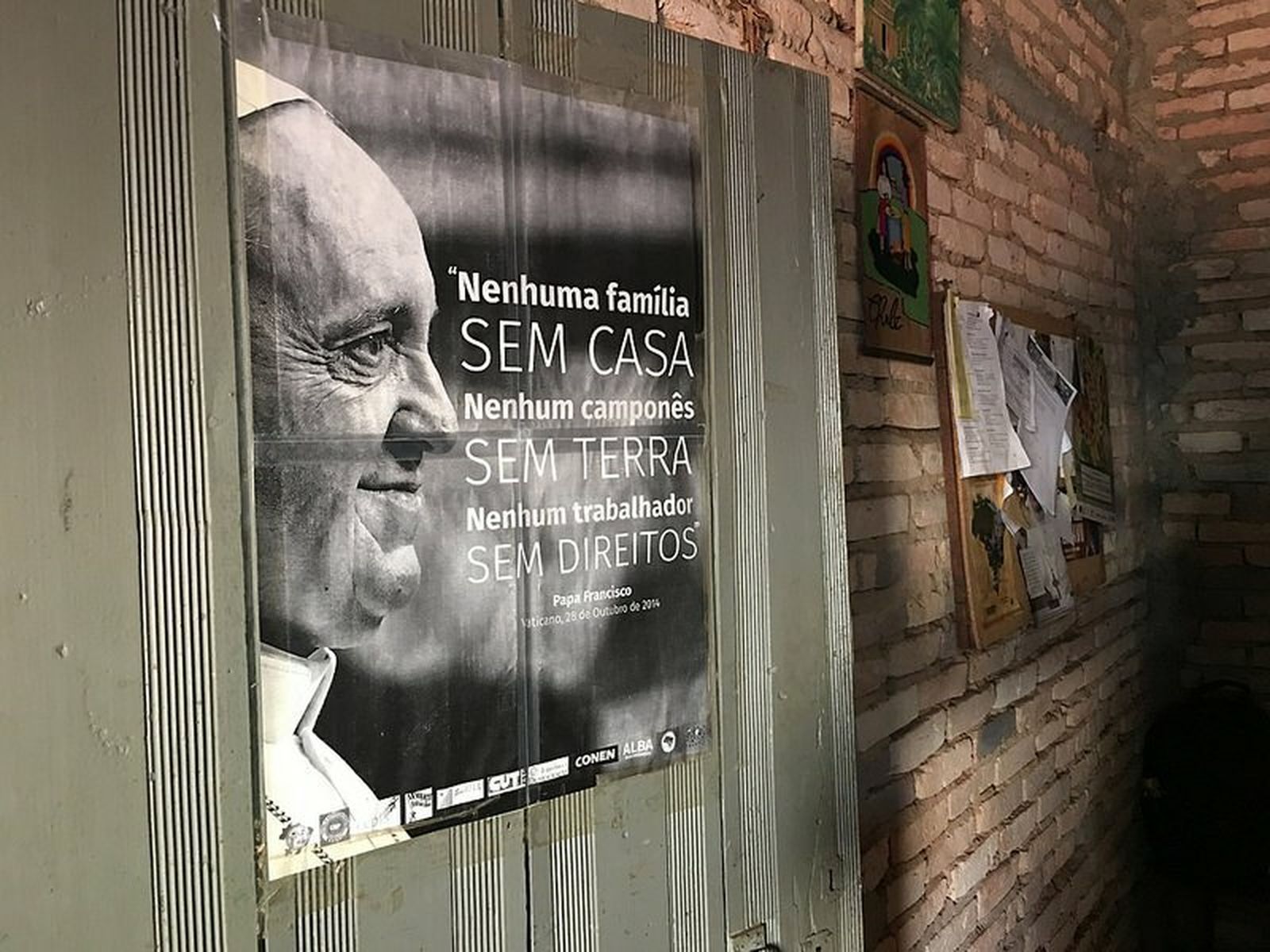 Cartel del Papa en casa de Casaldáliga