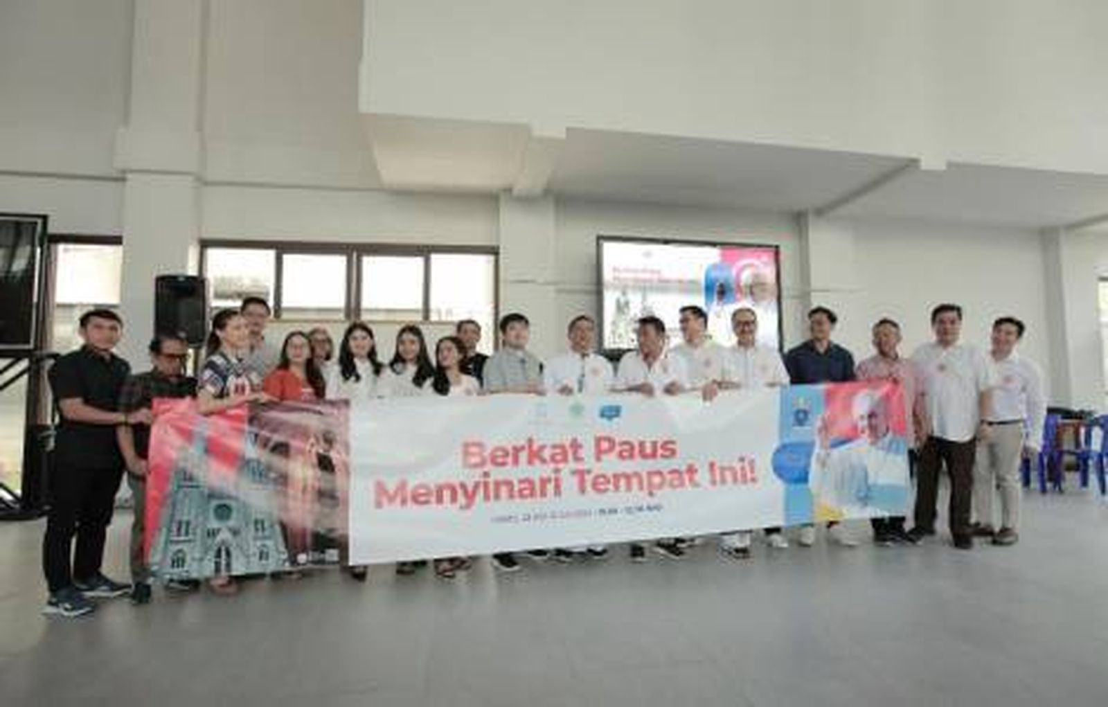 Fieles de Yakarta esperan al Papa