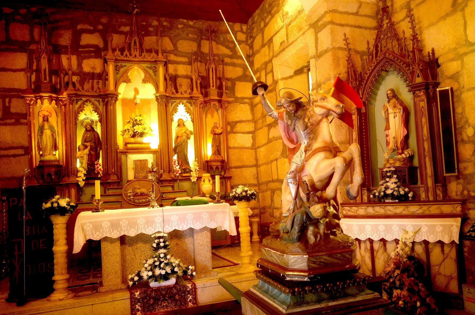 Interior de la iglesia de Edrada