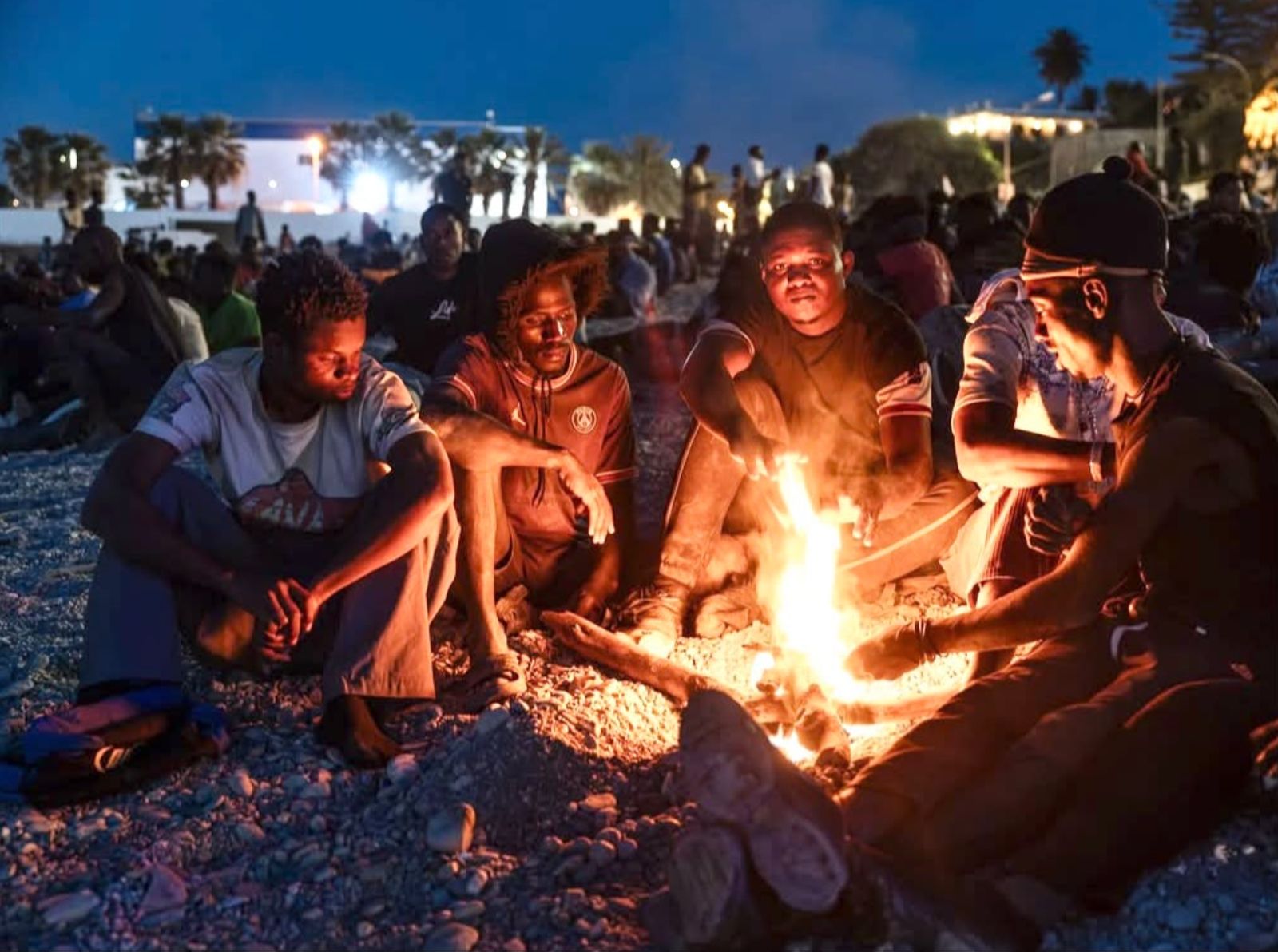 Migrantes irregulares en una playa de Ceuta