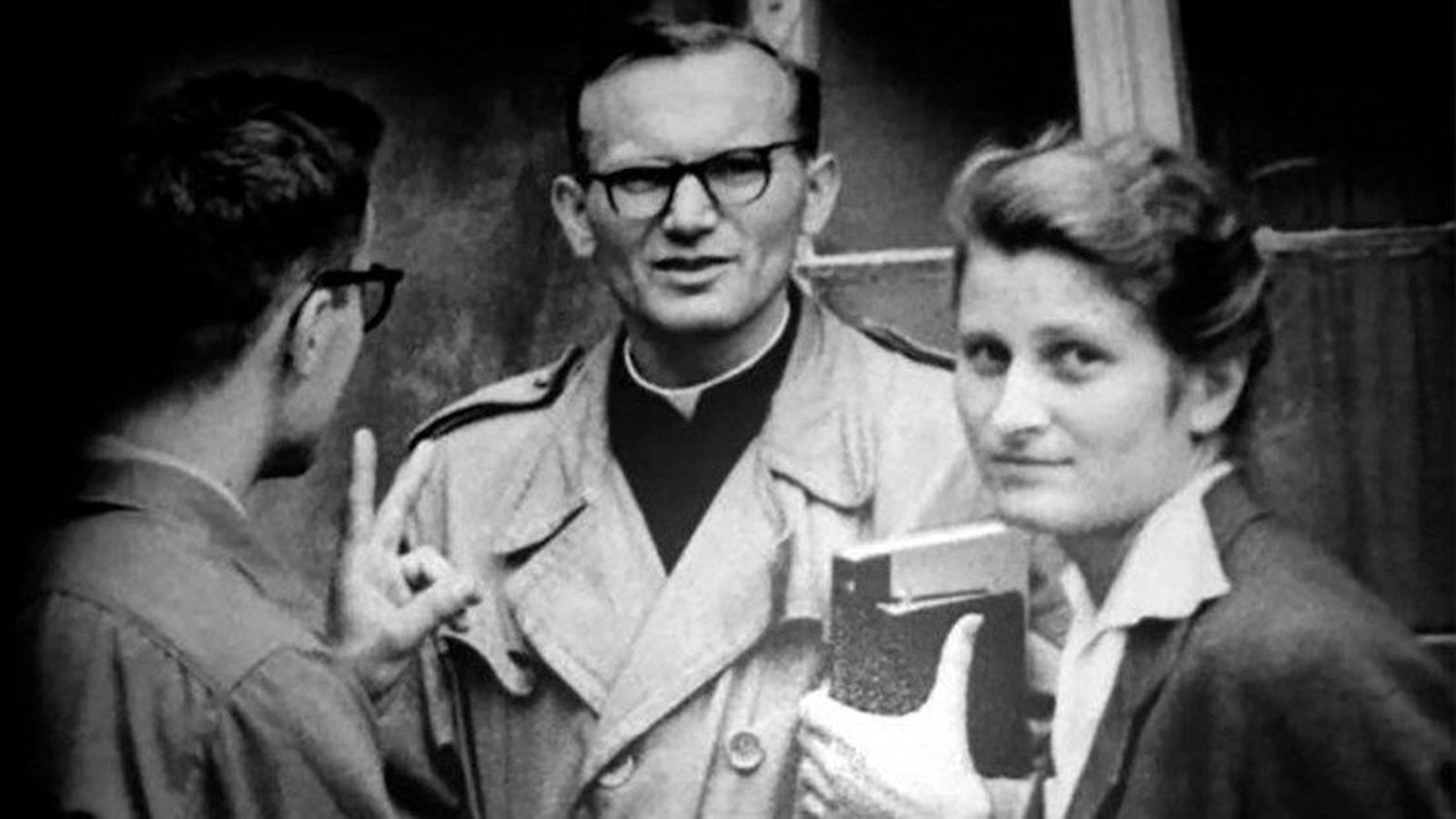 Wanda Półtawska junto al padre Karol Wojtyla y el entonces capellán de los médicos y estudiantes de medicina de Cracovia