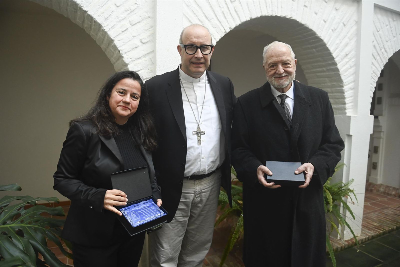 a periodista de RNE, Laura García, el obispo José Antonio Satué y el periodista Manuel Montes durante la entrega de los Premios de Periodismo Cardenal Herrera
