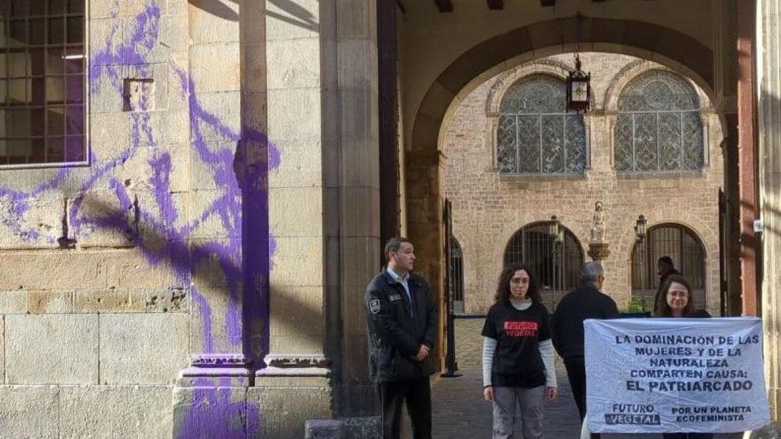 Activistas protestan por la actitud de la Iglesia en Barcelona