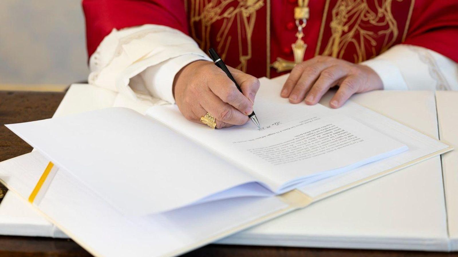 El Papa firma la encíclica "Magnifica humanitas" en el Vaticano, el 15 de mayo de 2026