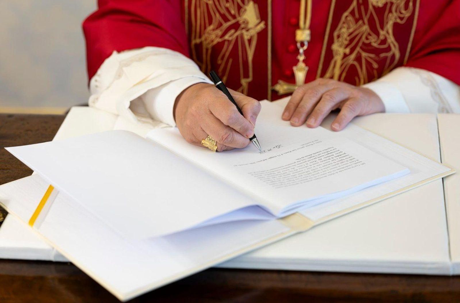 El Papa firma la encíclica "Magnifica humanitas" en el Vaticano, el 15 de mayo de 2026