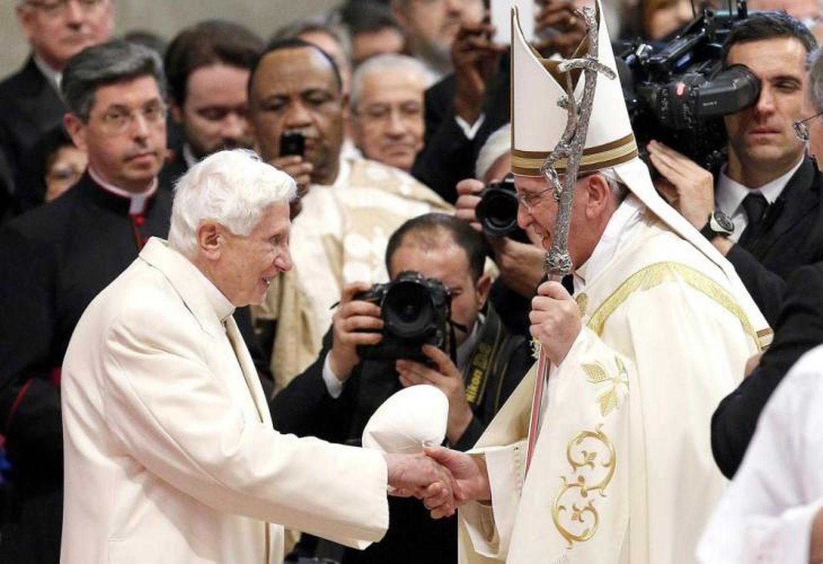 Francisco y Benedicto XVI en la basílica De San Pedro