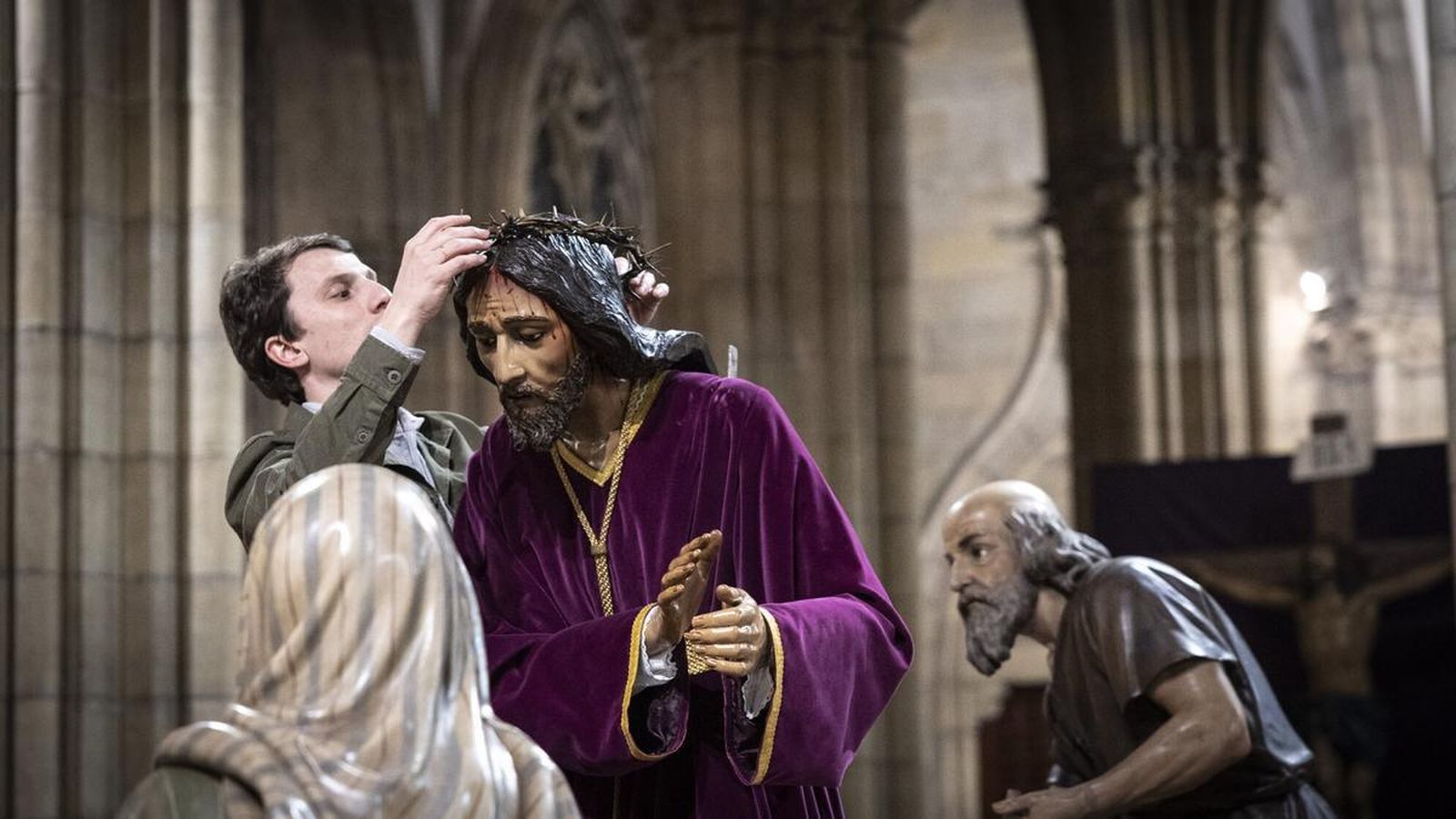 Miembros de la Cofradía Nuestro Padre Jesús Nazareno durante un ensayo de procesión en la catedral del Buen Pastor de Donostia