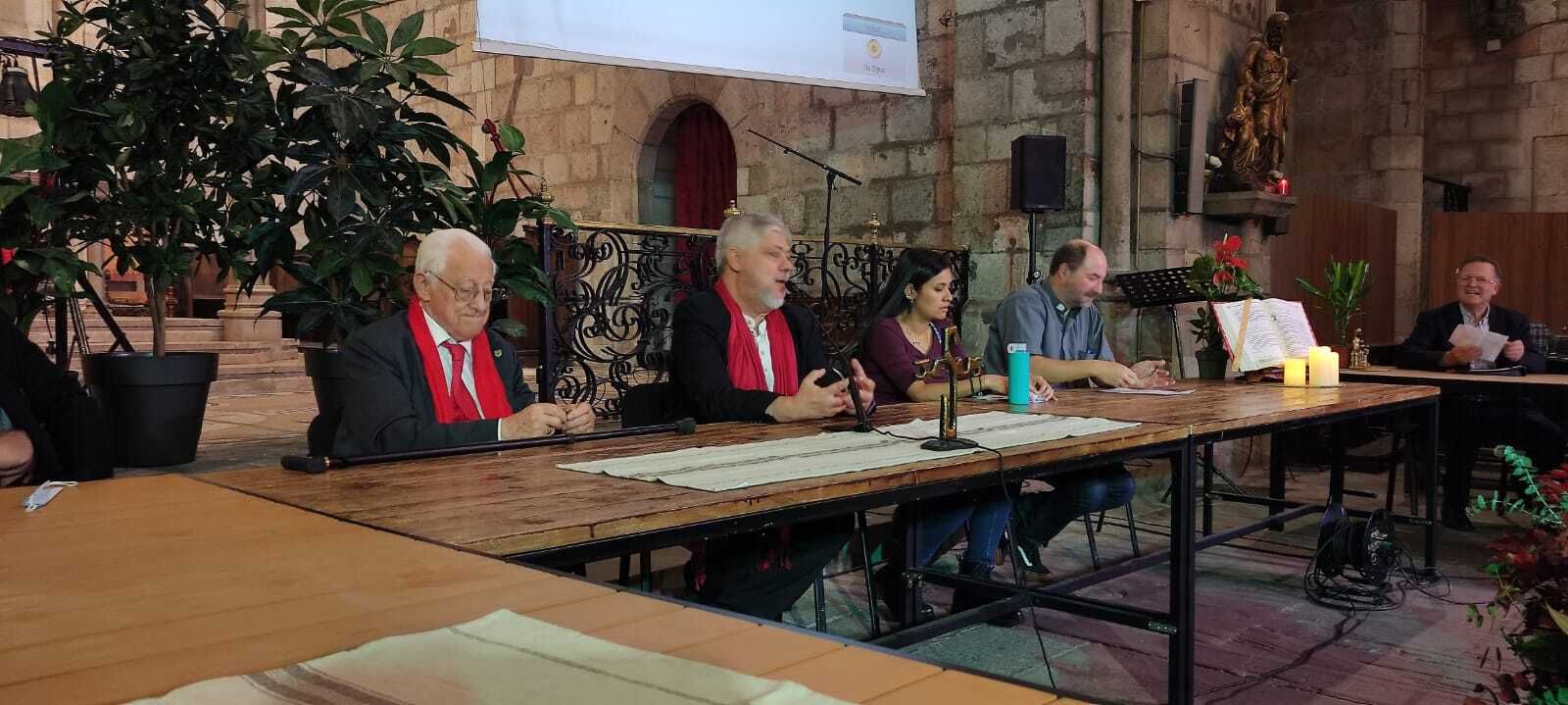 El padre Ángel, y Peio Sánchez, durante el encuentro