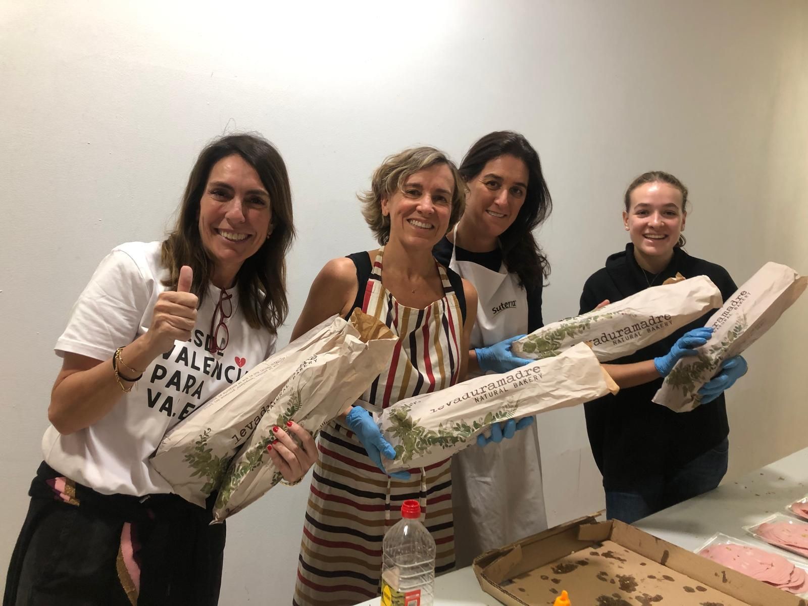 La Fundación Embajadores para el Desarrollo Llevando a los más necesitados el pan nuestro de cada día con la ayuda de Ricard Camarena y la Falla Isabel la Católica