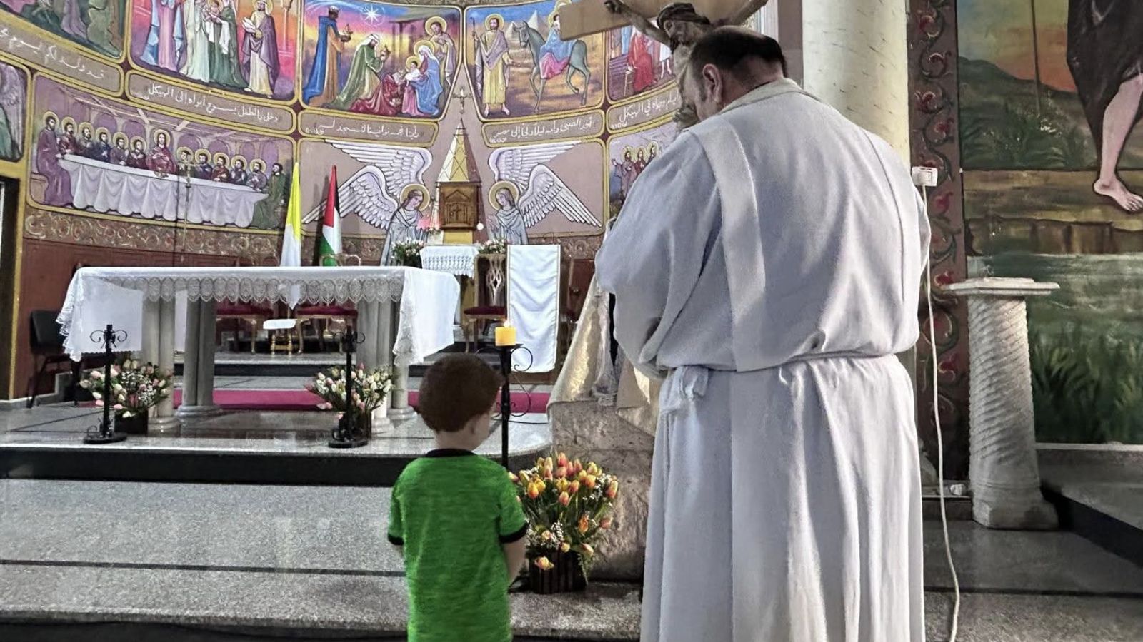 Romanelli, con un niño en la iglesia de la Sagrada Familia