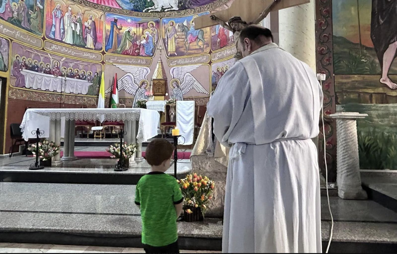 Romanelli, con un niño en la iglesia de la Sagrada Familia