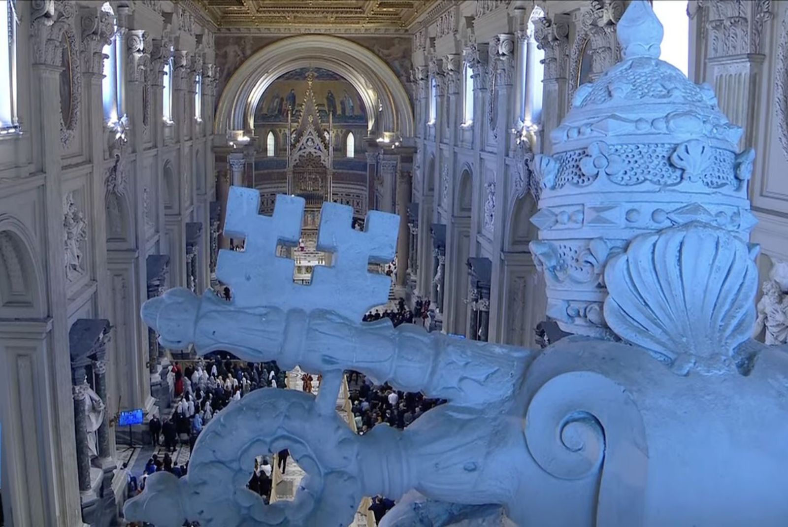 San Juan de Letrán, con los atributos pontificios
