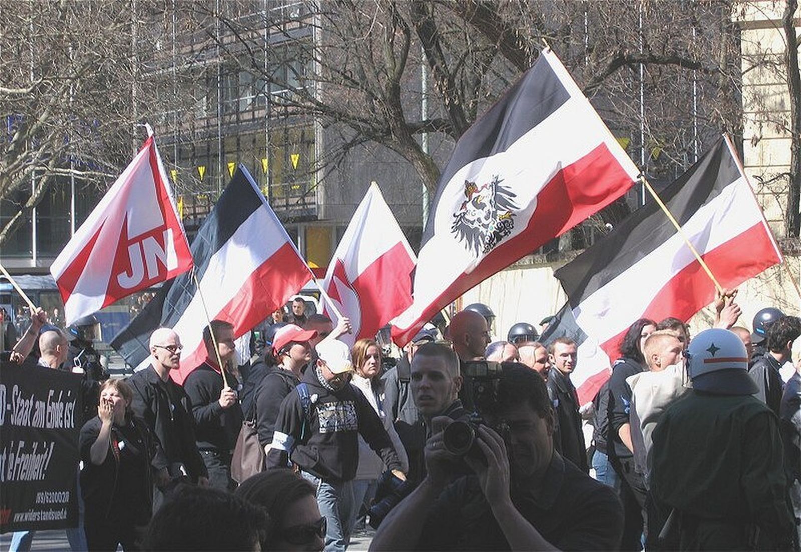 Foto:  Marcha neonazi en Múnich 02-04-2005/ Autor:Rufus46/Wikimedia Commons/Licencia CC-Attribution-Share Alike 3.0