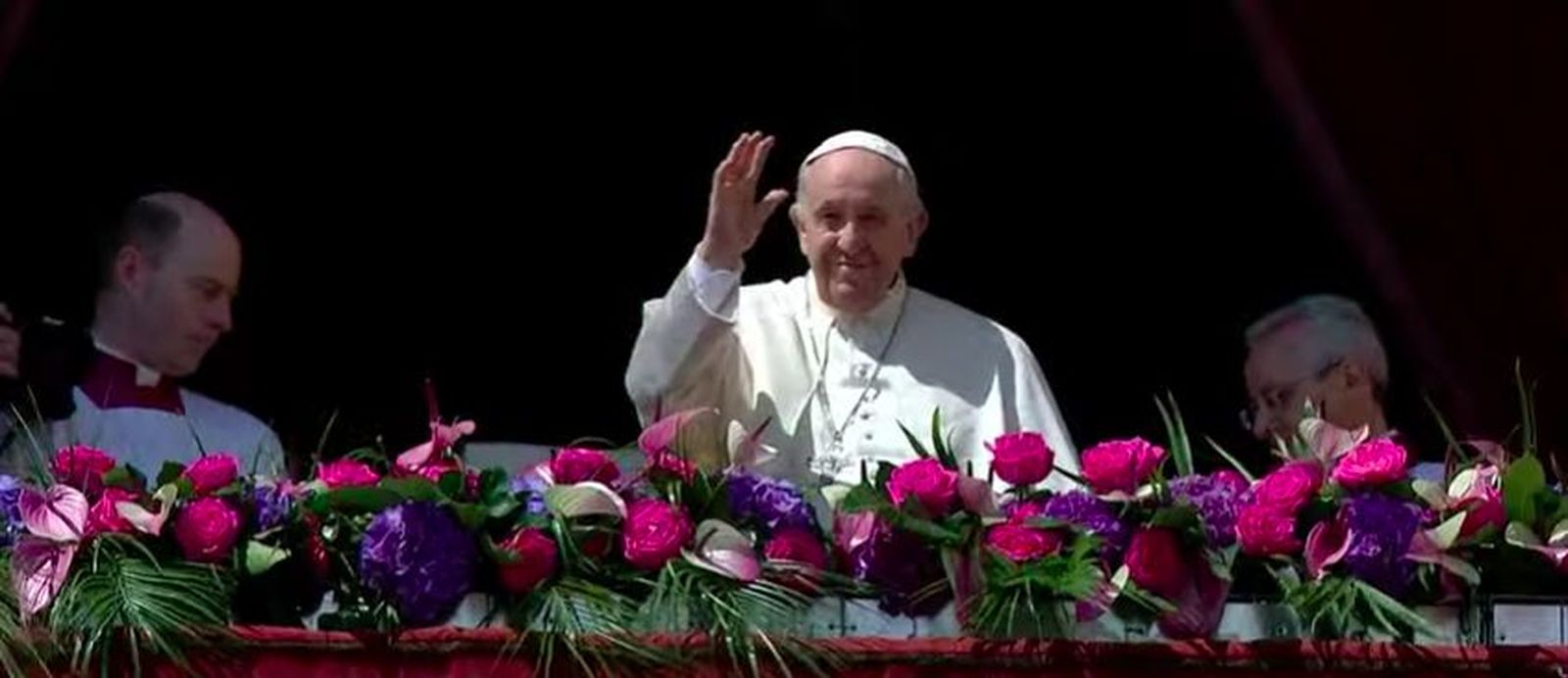 El Papa saluda desde el balcón de las bendiciones