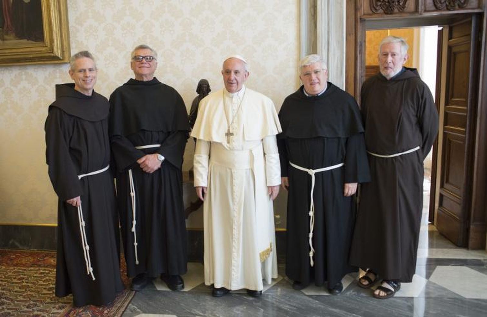 Marco Tasca, a la izquierda de Papa, durante el encuentro con las familias franciscanas